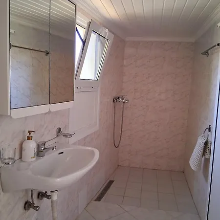 Albert's Place Kato Spilaion