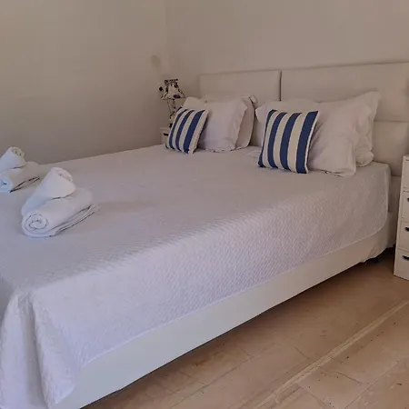 Albert's Place * Kato Spilaion