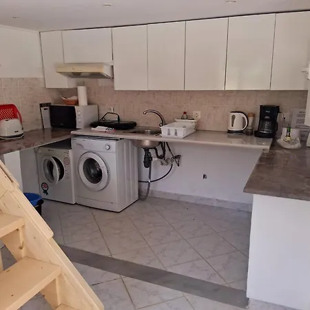 Albert's Place * Kato Spilaion